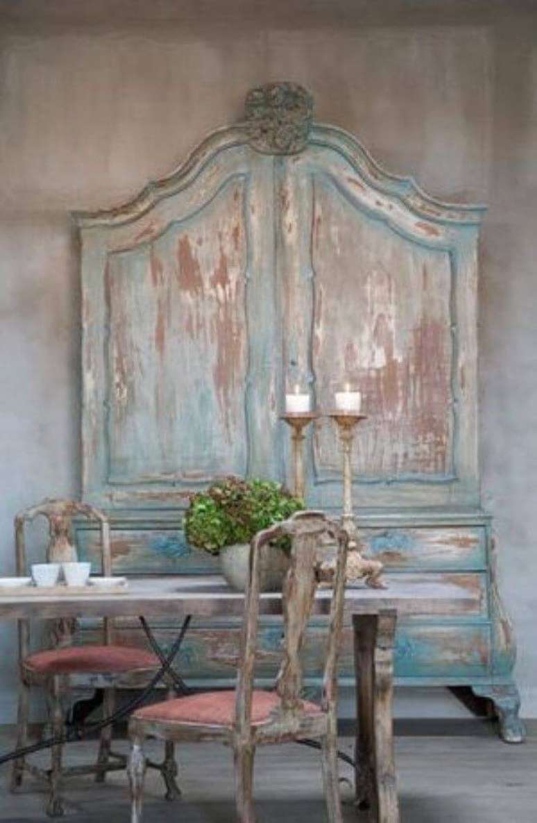 32. Guarda roupa rustico de madeira e pintura azul – Foto Cristybel