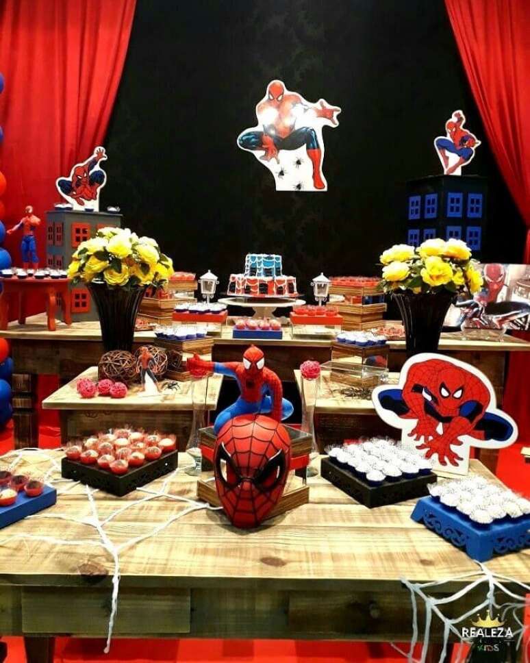 19. Decoração com mesa de madeira para festa do Homem Aranha – Foto: Realeza Festas e Eventos