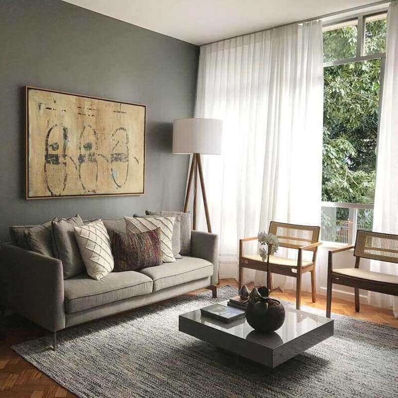 61. Tons de cinza para sala de estar apartamento decorado com poltronas de madeira – Foto: Jeito de Casa