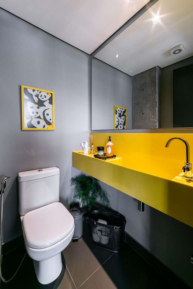 7. A bancada de banheiro amarela quebra a neutralidade do lavabo. Foto: Guilherme Pucci