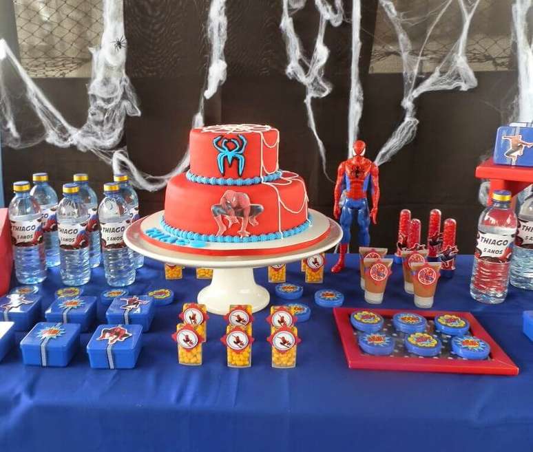 10. Em casas que vendem produtos para festa é fácil encontrar o tecido que imita teia de aranha para a decoração de festa do Homem Aranha – Foto: Algodao Doce Clean