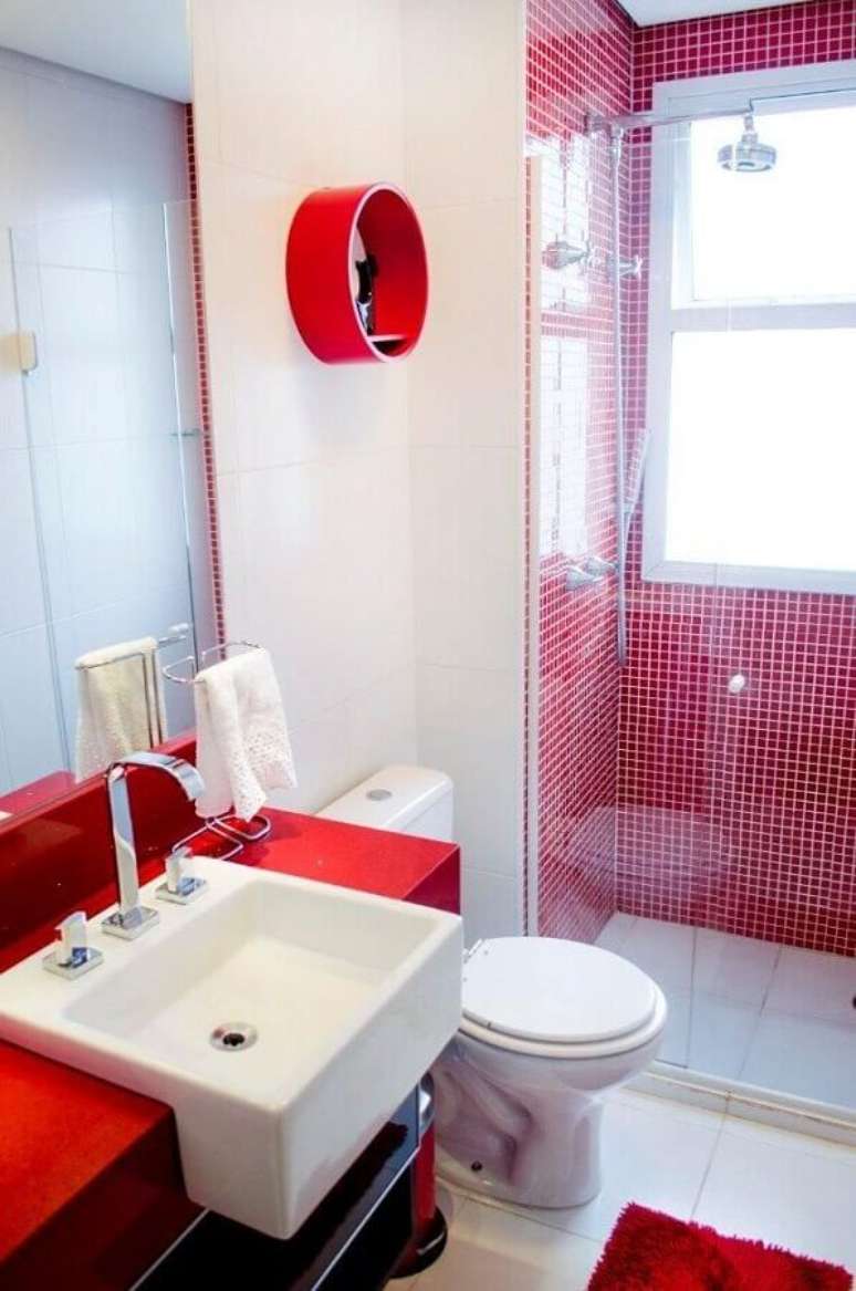 17. Decoração branco e vermelho decorado com nicho redondo para banheiro – Foto: Battaglia Arquitetura