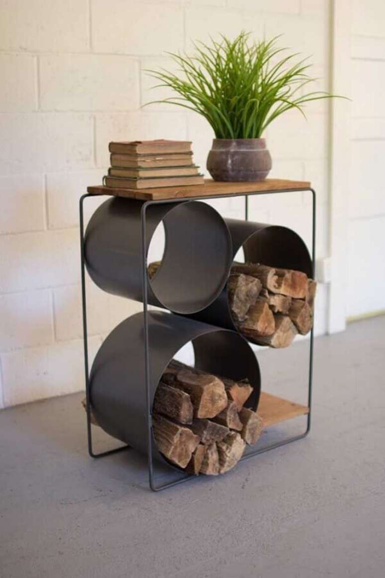 23. Decora&ccedil;&atilde;o r&uacute;stico com estante com nichos redondos e lenha &ndash; Foto: At West End