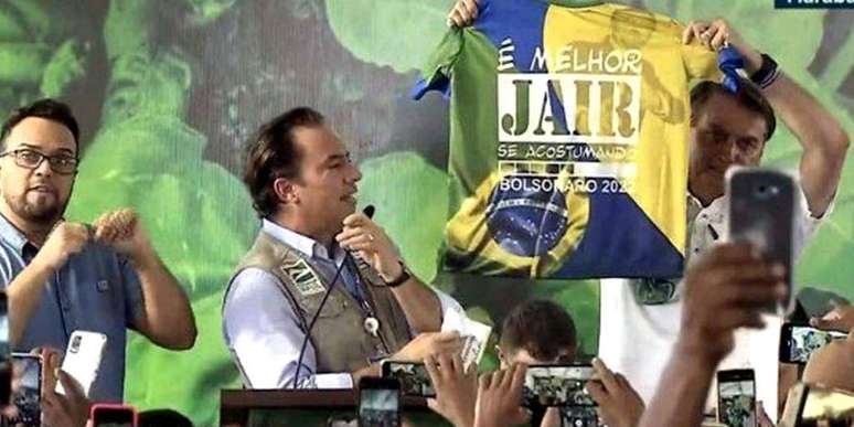 Em Marabá (PA), Bolsonaro ganhou e exibiu uma camiseta em que se lê "É melhor Jair se acostumando. Bolsonaro 2022"