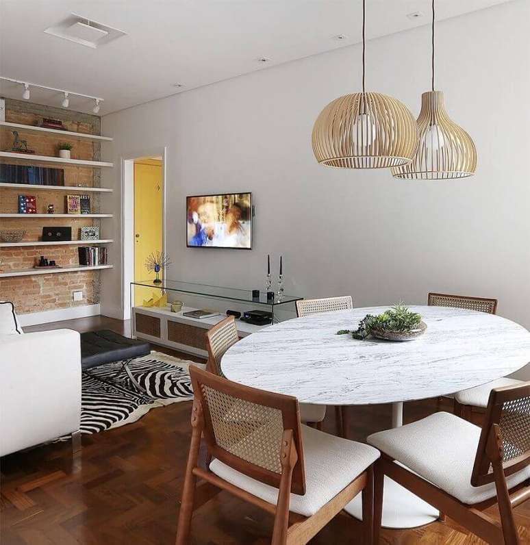 48. Sala de jantar apartamento decorado com mesa redonda e cadeiras de madeira – Foto: Architecture Art Designs