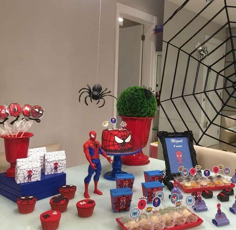 47. Decoração clean para festa do Homem Aranha com boneco do personagem e aranha de plástico – Foto: Tia Ju Pesonalizados