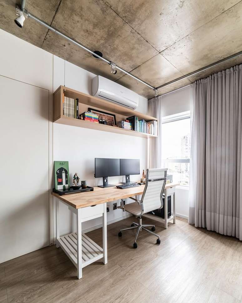 9. O home office conta com escrivaninha de madeira, nicho aéreo e cadeira confortável. Foto: Guilherme Pucci