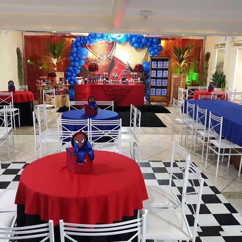 29. É importante também decorar a mesa dos convidados na festa de aniversário do Homem Aranha – Foto: Espaço Le Petit Festas