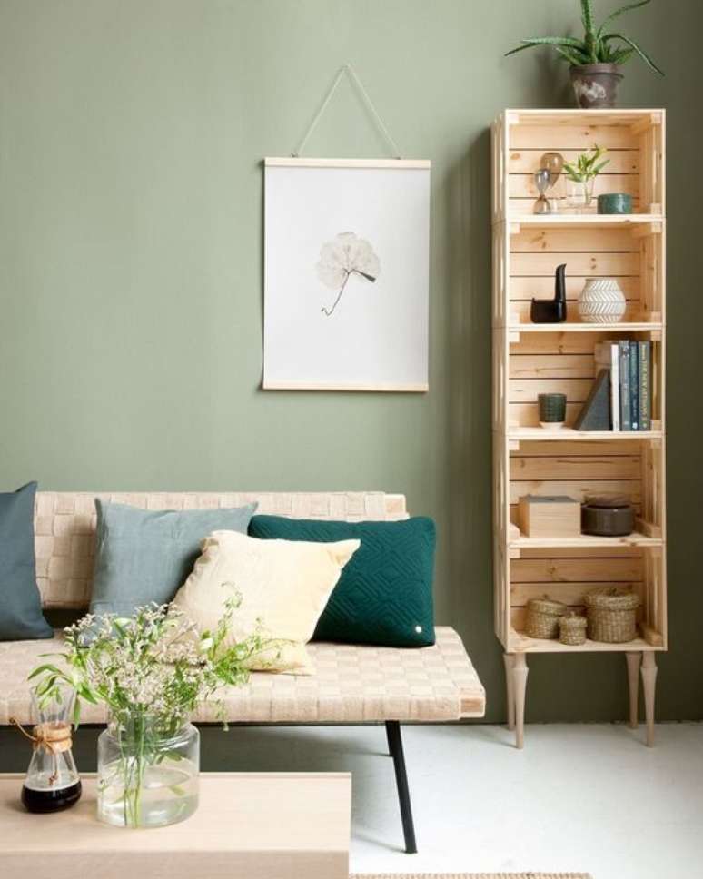 47. Sala rústica com mini estante de madeira ao lado do sofá – Foto Shake My Blog