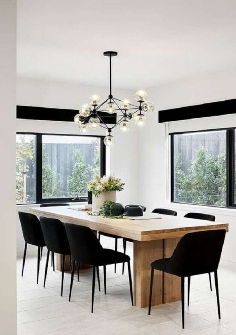 10. Cadeira de jantar preta para sala branca decorada com mesa de madeira e lustre moderno &ndash; Foto: PUFIK Interiors & Inspirations