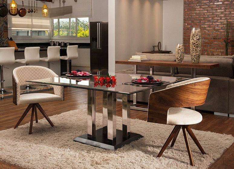 5. Sala de jantar decorada em cores neutras com cadeira de jantar girat&oacute;ria &ndash; Foto: Casa Decorada