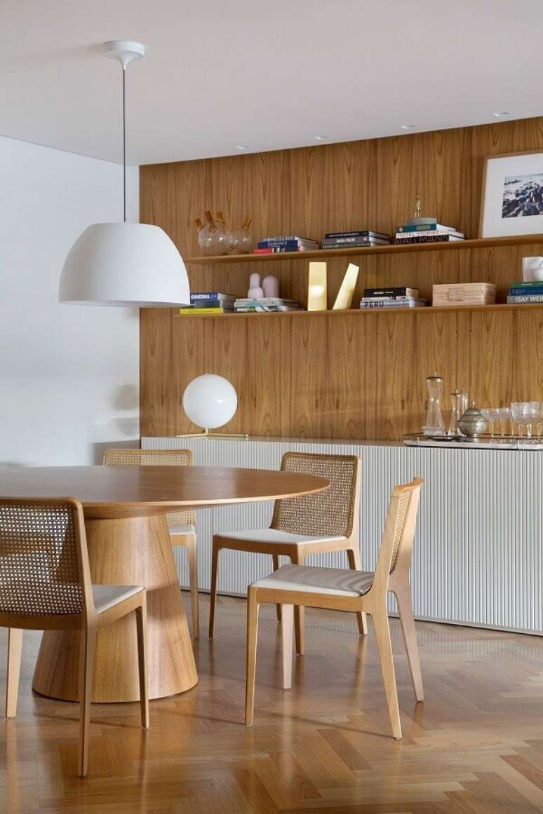 66. Sala de jantar decorada com mesa redonda e cadeira de jantar de madeira &ndash; Foto: Casa de Valentina