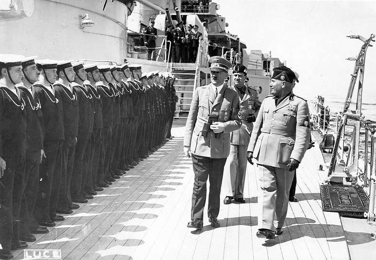 Hitler ao lado de Mussolini durante visita na Itália