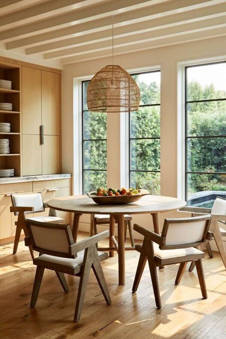 57. Sala de jantar amadeirada decorada com lustre r&uacute;stico e cadeira de jantar com bra&ccedil;o &ndash; Foto: FrenchyFancy