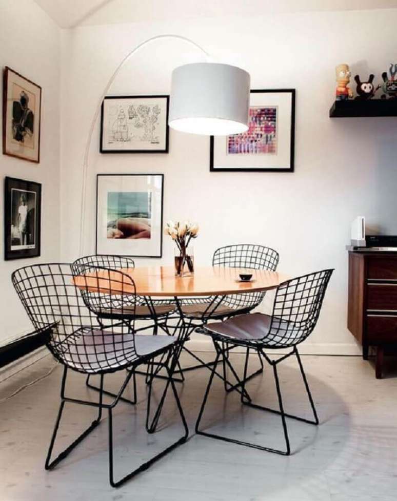 59. Sala de jantar branca decorada com mesa redonda e cadeira de jantar aramada &ndash; Foto: Pinterest