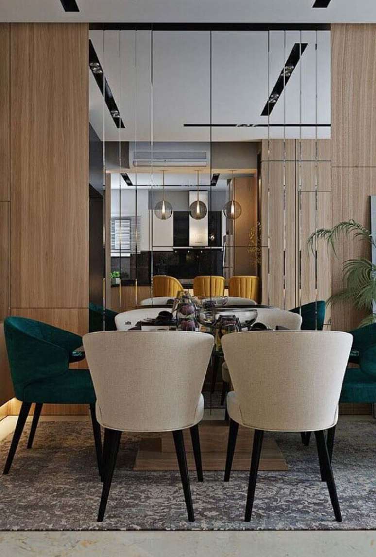 43. Decora&ccedil;&atilde;o moderna e sofisticada com parede espelhada e cadeira de jantar estofada &ndash; Foto: Behance