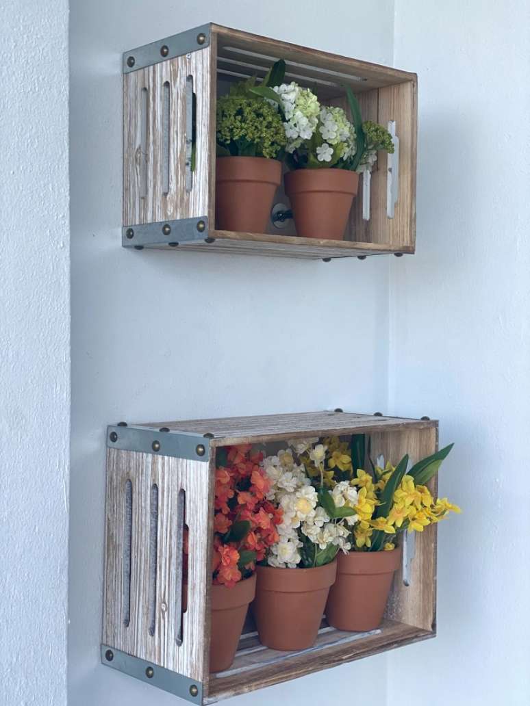 9. Peças artesanais em casa: os caixotes de madeira podem servir de apoio para vasos de plantas. Fonte: Unsplash