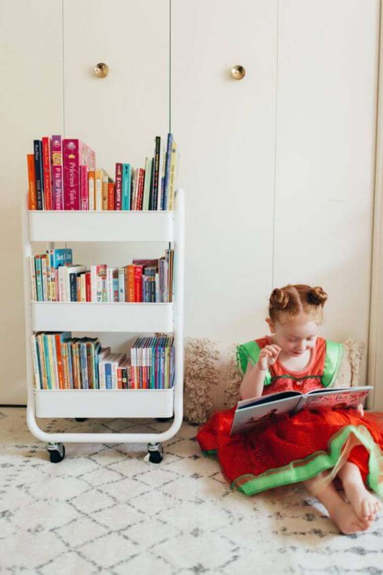 11. Mini estante com rodinhas para livros infantis – Foto Hello Celeste