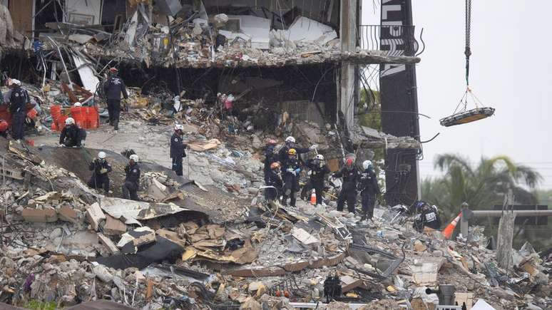 As autoridades ainda investigam as causas do desabamento