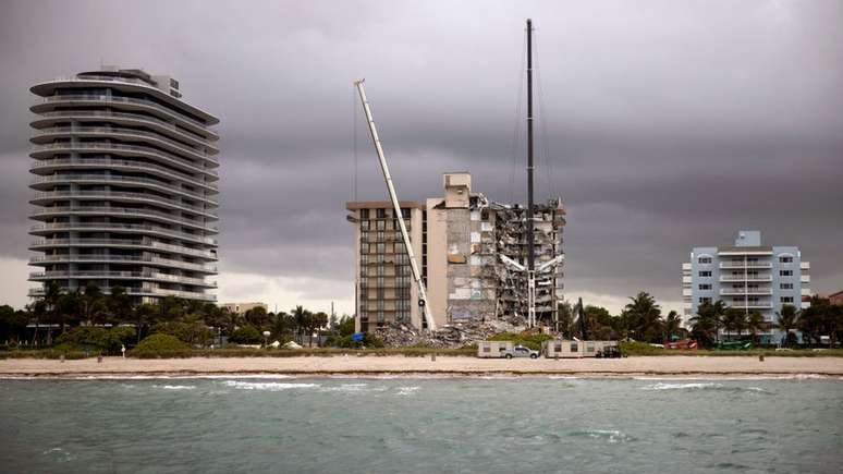 Os pr&eacute;dios do complexo Champlain Towers ficam pr&oacute;ximos ao extremo norte de Miami Beach