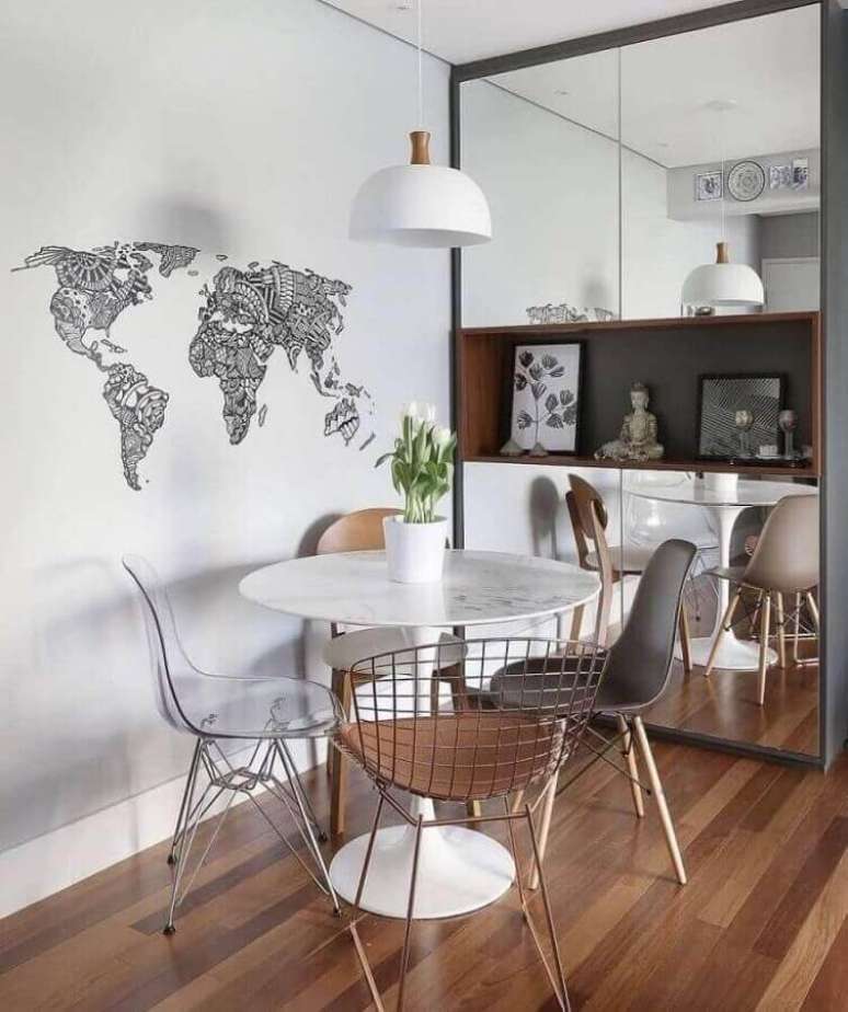 34. Decora&ccedil;&atilde;o com modelos diferentes de cadeiras para mesa de jantar &ndash; Foto: Pinterest