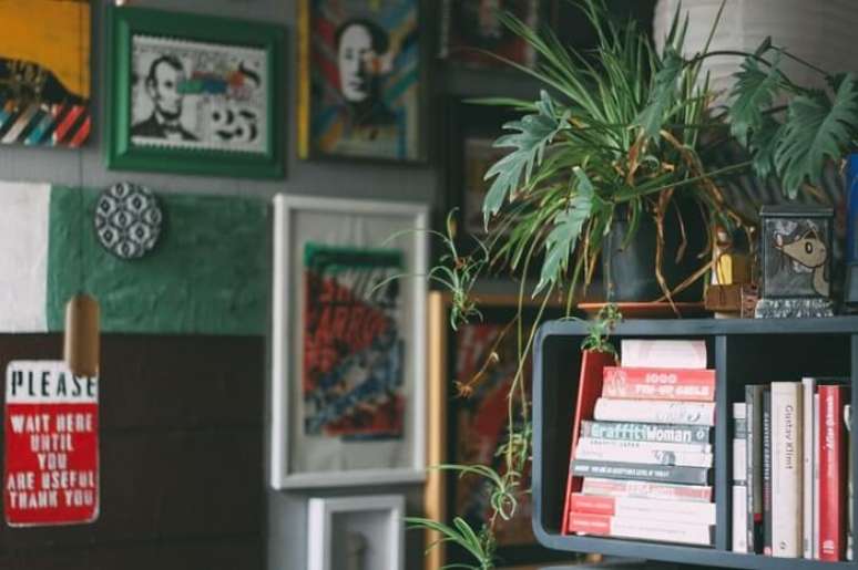 3. Pe&ccedil;as artesanais em casa: busque refer&ecirc;ncias de formatos e materiais para as molduras. Fonte: Unsplash.