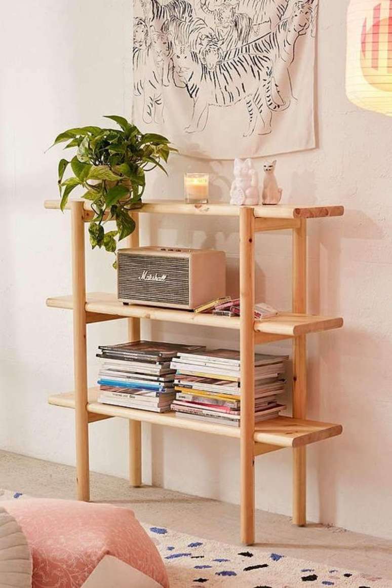 39. Mini estante para revistas e decoração da sala de estar – Foto Shostule