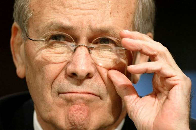 Ex-secret&aacute;rio de Defesa dos EUA Donald Rumsfeld 
 13/2/2003    REUTERS/Kevin Lamarque