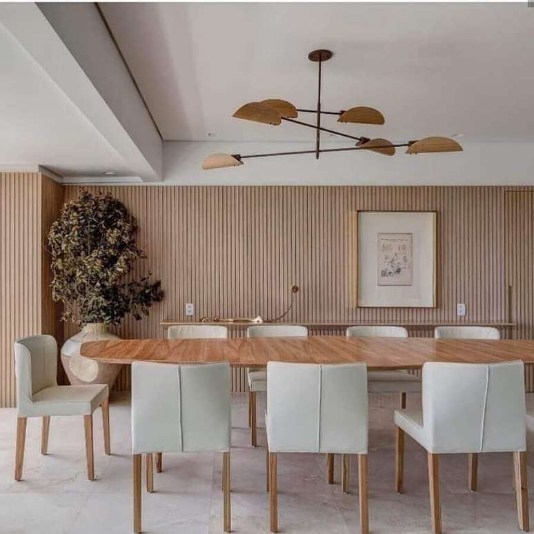67. Sala de jantar grande amadeirada decorada com conjunto de cadeiras para mesa de jantar &ndash; Foto: Cristiana Bertolucci Est&uacute;dio