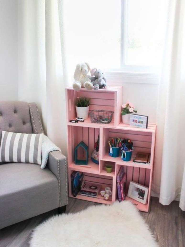 43. Sala com mini estante cor de rosa feita com caixotes – Foto Pinterest
