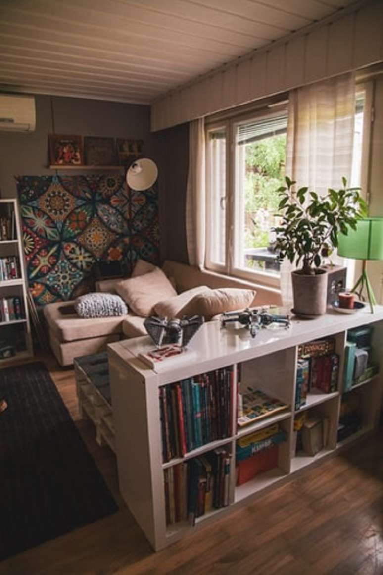 4. Peças artesanais em casa: você pode inserir elementos artesanais em sua sala de estar através de uma parede galeria. Fonte: Unsplash