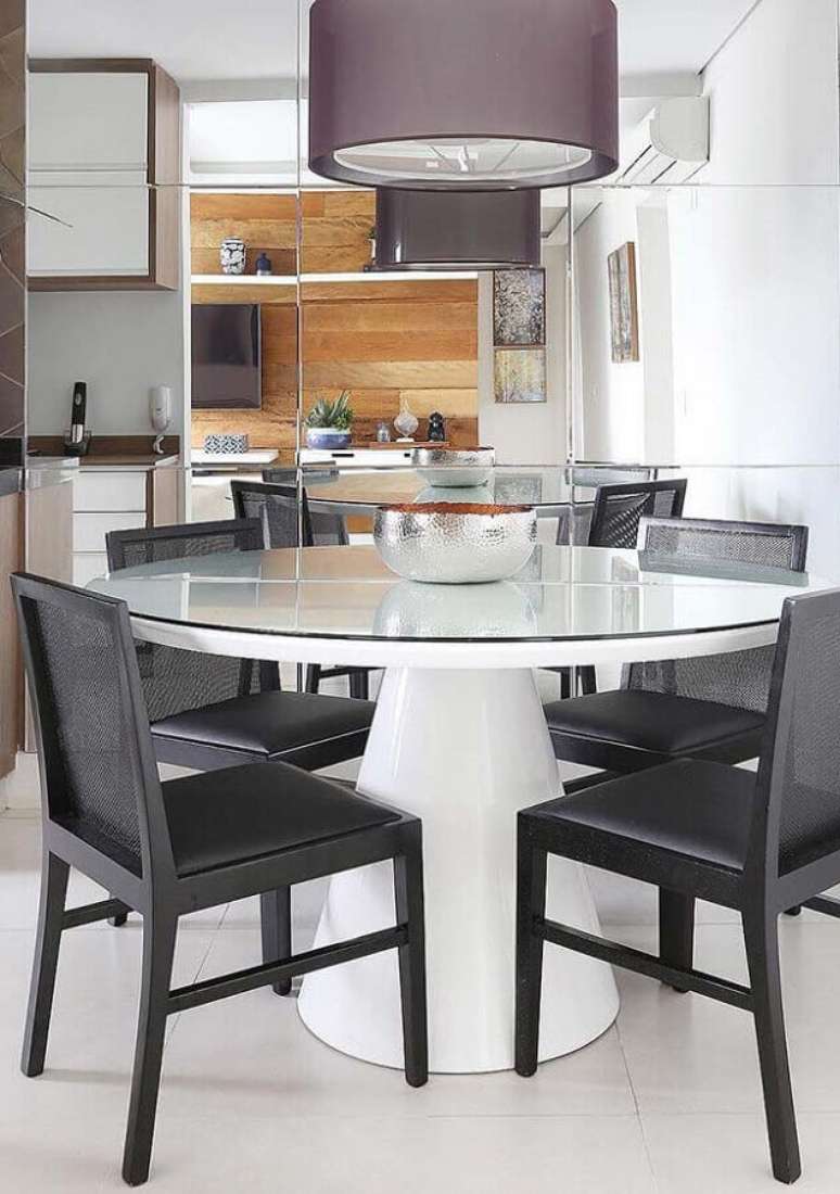72. Sala decorada com mesa redonda branca e cadeira de jantar preta &ndash; Foto: Pinterest