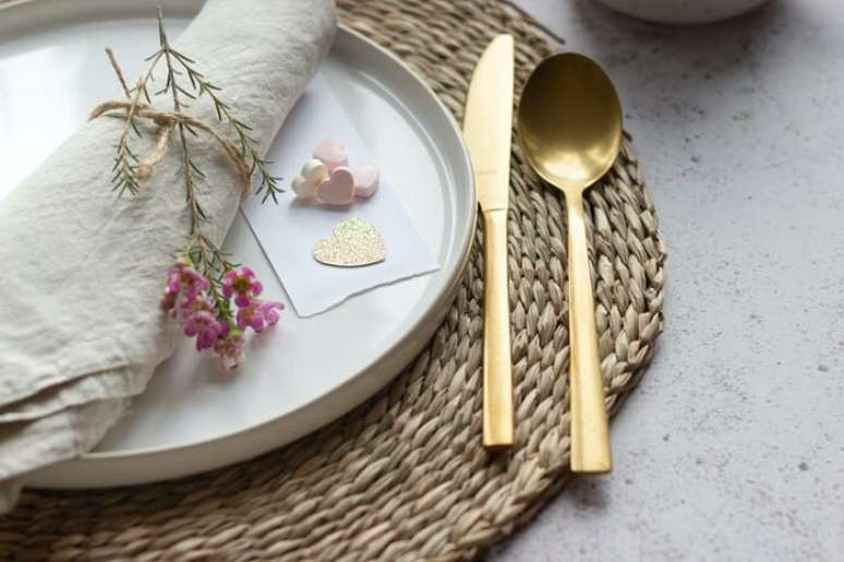 2. Pe&ccedil;as artesanais em casa: guardanapos e os sousplats feitos &agrave; m&atilde;o decoram com estilo. Fonte: Unsplash