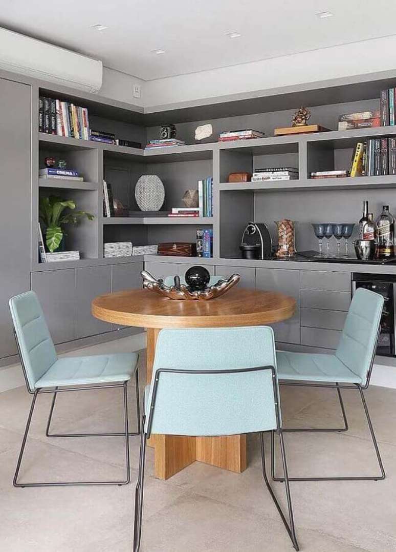 26. Cadeiras para sala de jantar moderna decorada com arm&aacute;rio cinza planejado &ndash; Foto: Apartment Therapy
