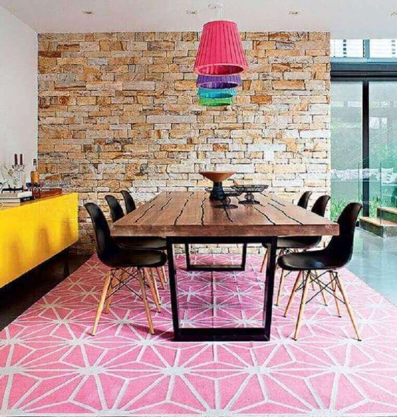 22. Cadeira de jantar preta para sala decorada com parede r&uacute;stica e tapete rosa &ndash; Foto: Homify