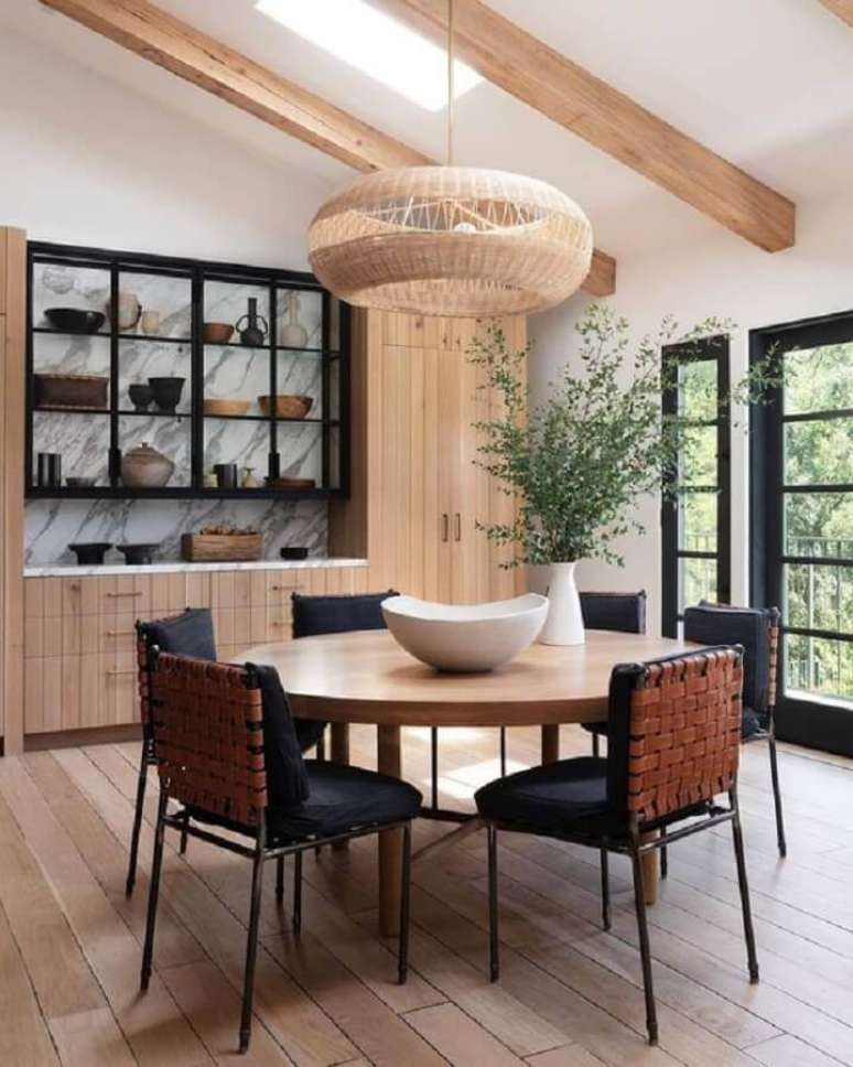 46. Decora&ccedil;&atilde;o para sala de jantar com mesa redonda de madeira e cadeira de jantar preta &ndash; Foto: Pinterest