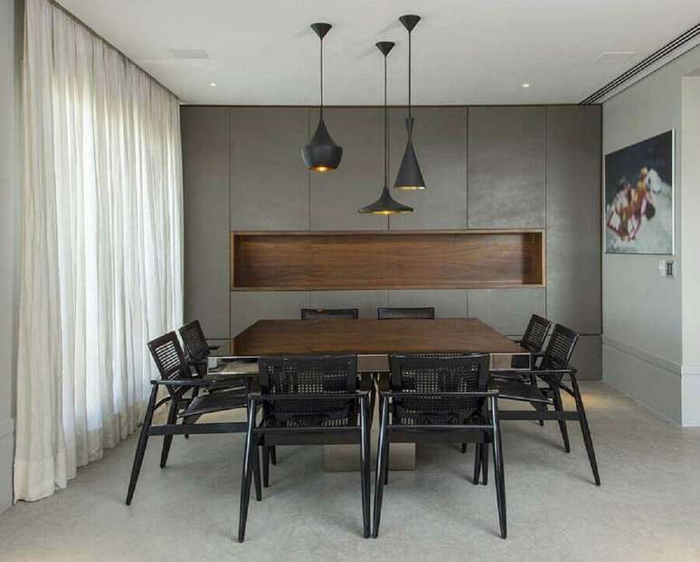 70. Sala de jantar moderna decorada com mesa quadrada e cadeira de jantar com bra&ccedil;o preta &ndash; Foto: Hist&oacute;rias de Casa