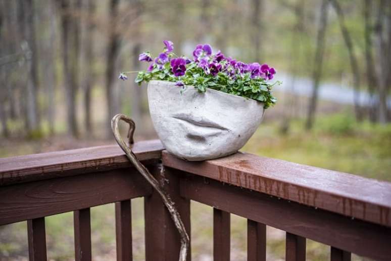 8. Peças artesanais em casa: é possível criar vasos e cachepots com materiais diferentes. Fonte: Unsplash