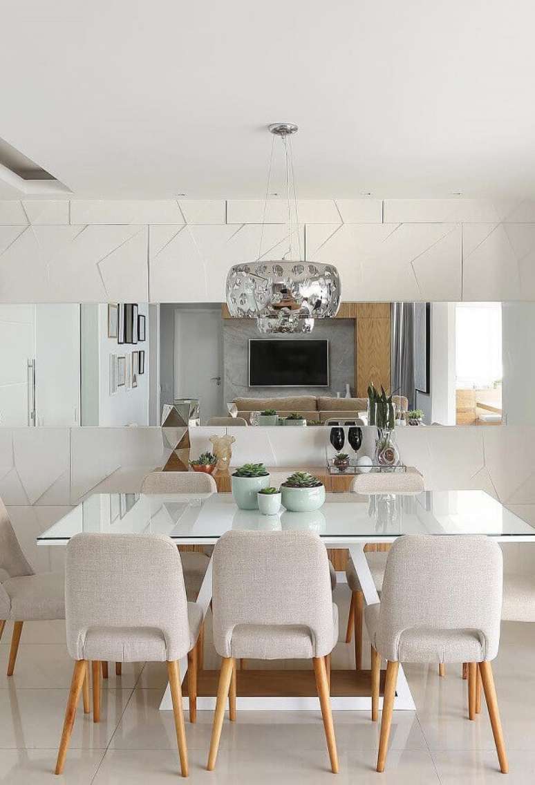 18. Cadeira de jantar estofada para decora&ccedil;&atilde;o de sala branca com revestimento 3D &ndash; Foto: Jeito de Casa