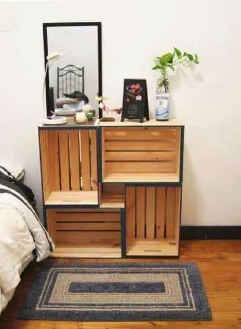 48. Use caixotes para fazer uma mini estante no quarto – Foto Reciclar e Decorar