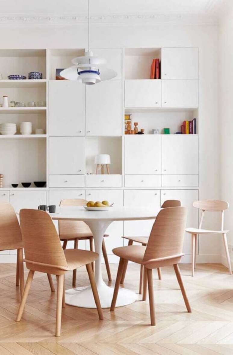 4. Decora&ccedil;&atilde;o clean com arm&aacute;rio branco e cadeira de jantar de madeira para mesa redonda &ndash; Foto: Apartment Therapy