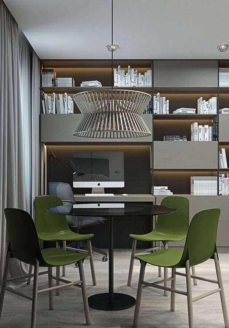 44. Decora&ccedil;&atilde;o moderna em tons de cinza para sala de jantar com cadeira de jantar verde &ndash; Foto: Pinterest