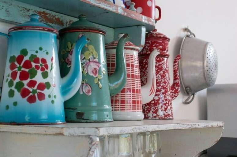 1. Peças artesanais em casa: a chaleira e a cumbuca de cerâmica são itens clássicos que ajudam na decoração. Fonte: Unsplash