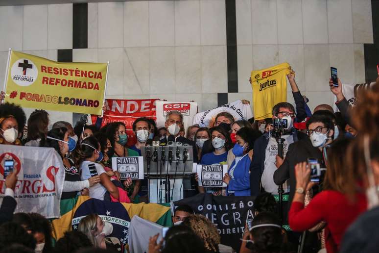 Parlamentares e representantes de diversas entidades durante coletiva de imprensa realizada após a apresentação do superpedido de impeachment contra Bolsonaro