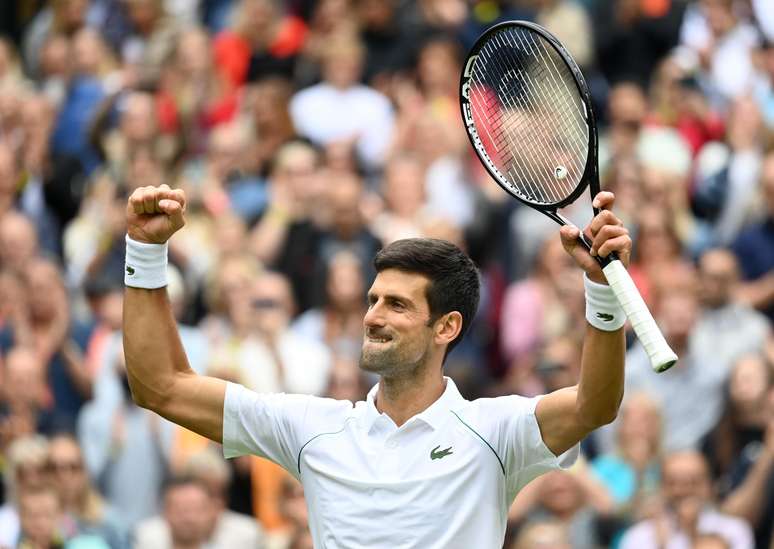 Djokovic festeja vitória sobre Kevin Anderson em Wimbledon REUTERS/Toby Melville
