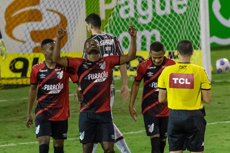 Fluminense sai na frente, mas leva virada e goleada do Athletico-PR no Brasileirão