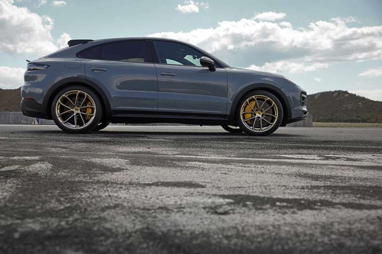 Porsche Cayenne Turbo GT: pneus Pirelli P Zero Corsa de 22&rdquo;.