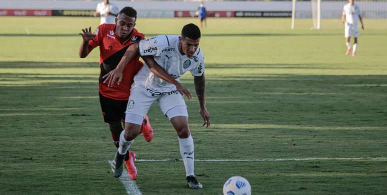 Diante do Atlético-GO, Naves entrou no segundo tempo e atuou por 26 minutos (Foto: Bruno Corsino/ACG)