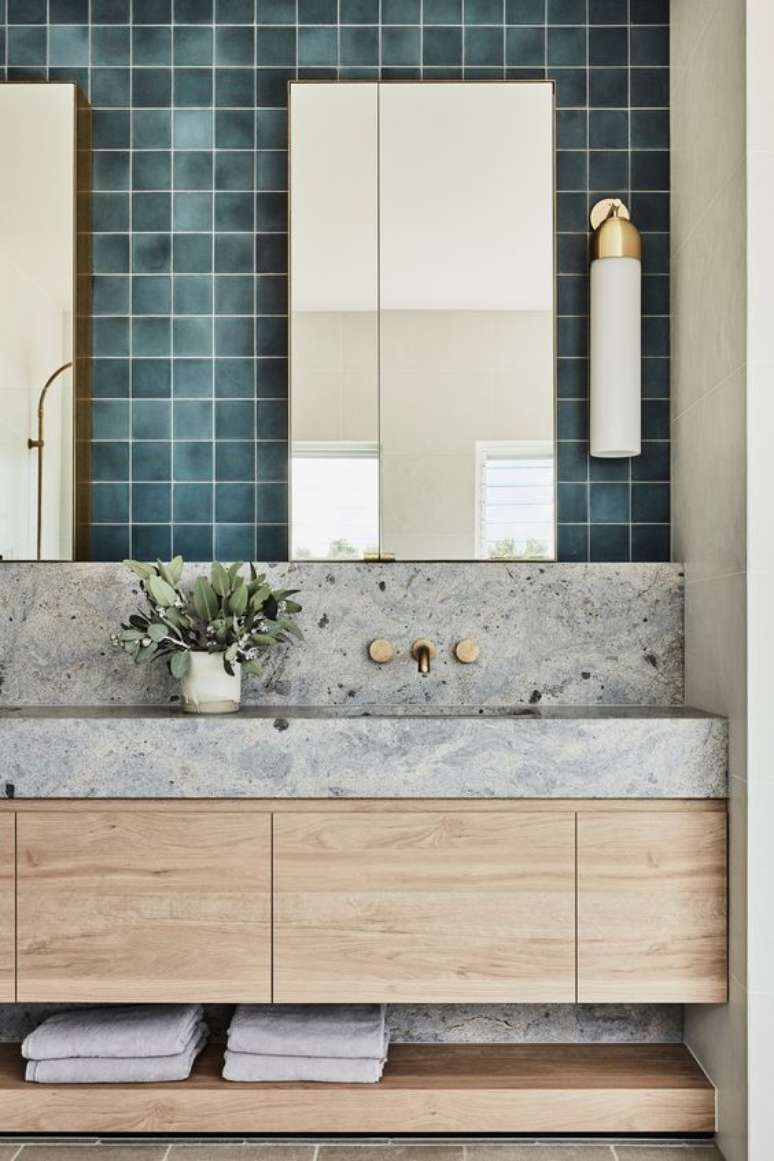47. Banheiro com revestimento de granito cinza – Foto Louise Walsh