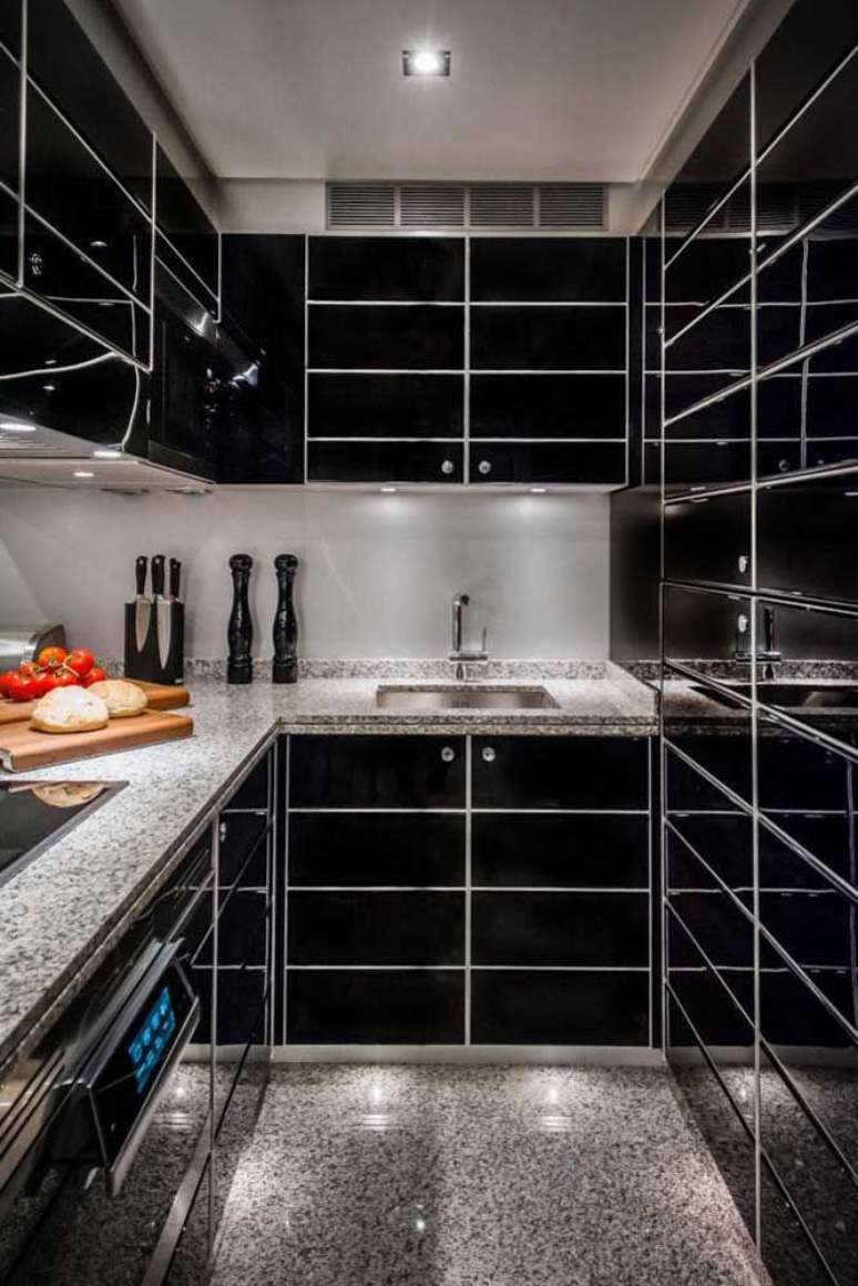 25. Cozinha preta com bancada granito cinza claro – Foto Pinterest